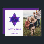 Happy Hanukkah Lila Modern Star von David Foto Feiertagskarte<br><div class="desc">Wünsche Freunde und Familie "Happy Hanukkah" mit diesem skurrilen lila blauen Star von David. Das Jahr ist editierbar mit mehr bearbeitbarem Text im Inneren. Klicken Sie auf "Anpassen",  um Schriftart zu ändern,  Text,  Farbe oder Größe zu verschieben.</div>