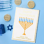 Happy Hanukkah Menorah Chic Custom Gold Folien Feiertagskarte<br><div class="desc">Niedliche individuelle Happy Hanukkah Goldfolienkarte für eine jüdische Familie oder ein Chanukah Party mit Synagoge. Personalisieren Sie mit Ihrem eigenen Nachnamen oder Gruppendaten unter der hübschen blauen Menorah.</div>