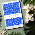 Happy Hanukkah Menorah Custom Tree Free Card Feiertagskarte<br><div class="desc">Passen Sie diese digitale Hanukka-Karte an, indem Sie Ihren eigenen Text über den niedlichen Hintergrund sowohl auf der Vorder- als auch auf der Rückseite hinzufügen und an Freunde und Verwandte schicken. Vollständig anpassbar! Klicken Sie auf "Personalisieren" oben, um den Text zu bearbeiten. Klicken Sie auf "Bearbeiten mit dem Designwerkzeug", um...</div>