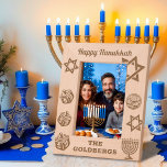 Happy Hanukkah Menorah, Dreidel, Gelt Individuelle Geätzte Rahmen<br><div class="desc">Feiern Sie das Festival der Lichter mit diesem wunderschön lasergeätzten Holzbild, das die Freude und Traditionen von Hanukkah würdigen soll! Mit der Phrase "Happy Hanukkah" an der Spitze ist dieser Rahmen mit sinnvollen Symbolen geschmückt, darunter eine Menorah, dreidels, gelt und der Stern von David, die eine warme und festliche Touch...</div>