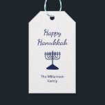 Happy Hanukkah Menorah einfache Geschenk Tags Geschenkanhänger<br><div class="desc">Happy Hanukkah Holiday Geschenk-Tag,  mit einem einfachen blauen Menorah und Skript typografie-Design. Mit anpassbarer Schrift können Sie Ihre eigenen Informationen hinzufügen. Ein festlicher Weg,  um besondere Geschenke in dieser Ferienzeit zu versenden.</div>