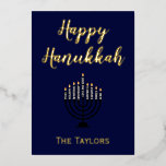 Happy Hanukkah Menorah Folien Feiertagskarte<br><div class="desc">Dieses Design ist eine schöne Grußkarte für Hanukkah und bietet "Happy Hanukkah" im schönen blauen Hintergrund. Das Zentrum hat eine Menorah mit einem Platz, um den Namen Ihrer Familie unten einzutragen. Der Rücken setzt sich mit dem schönen blauen Hintergrund fort. Es ist eine Botschaft des Segens enthalten. Bestelle noch heute!...</div>