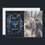 Happy Hanukkah Menorah Handgezeichnetes CUSTOM FOT Feiertagskarte<br><div class="desc">Ein schöner Kranz, der zeichne, jemandem einen schönen Urlaub zu wünschen! Gib dein eigenes Foto! Klicken Sie auf "Personalisieren", um Ihr eigenes Foto hinzuzufügen. Sie können auch Text auf der Vorder- oder Rückseite hinzufügen. Karo in meinem Shop für weitere Optionen. Auch als digitaler Download verfügbar, um sofort per E-Mail oder...</div>