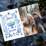 Happy Hanukkah Menorah Handgezeichnetes CUSTOM FOT Feiertagskarte<br><div class="desc">Ein schöner Kranz, der zeichne, jemandem einen schönen Urlaub zu wünschen! Gib dein eigenes Foto! Klicken Sie auf "Personalisieren", um Ihr eigenes Foto hinzuzufügen. Sie können auch Text auf der Vorder- oder Rückseite hinzufügen. Karo in meinem Shop für weitere Optionen. Auch als digitaler Download verfügbar, um sofort per E-Mail oder...</div>
