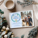 Happy Hanukkah Menorah Handgezeichnetes CUSTOM FOT Feiertagskarte<br><div class="desc">Sweet HANUKKAH themed Kranz zeichn, jemandem einen schönen Urlaub zu wünschen! Gib dein eigenes Foto! Klicken Sie auf "Personalisieren", um Ihr eigenes Foto hinzuzufügen. Sie können auch Text auf der Vorder- oder Rückseite hinzufügen. Karo in meinem Shop für weitere Optionen. Auch als digitaler Download verfügbar, um sofort per E-Mail oder...</div>