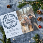 Happy Hanukkah Menorah Handgezeichnetes CUSTOM FOT Feiertagskarte<br><div class="desc">Sweet HANUKKAH themed Kranz zeichn, jemandem einen schönen Urlaub zu wünschen! Gib dein eigenes Foto! Klicken Sie auf "Personalisieren", um Ihr eigenes Foto hinzuzufügen. Sie können auch Text auf der Vorder- oder Rückseite hinzufügen. Karo in meinem Shop für weitere Optionen. Auch als digitaler Download verfügbar, um sofort per E-Mail oder...</div>