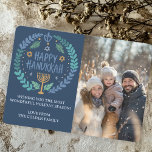 Happy Hanukkah Menorah Handgezeichnetes CUSTOM FOT Feiertagskarte<br><div class="desc">Sweet HANUKKAH themed Kranz zeichn, jemandem einen schönen Urlaub zu wünschen! Gib dein eigenes Foto! Klicken Sie auf "Personalisieren", um Ihr eigenes Foto hinzuzufügen. Sie können auch Text auf der Vorder- oder Rückseite hinzufügen. Karo in meinem Shop für weitere Optionen. Auch als digitaler Download verfügbar, um sofort per E-Mail oder...</div>