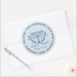 Happy Hanukkah | Menorah Lights Rücksendeadresse Runder Aufkleber<br><div class="desc">Feiern Sie dieses Jahr das Festival der Lichter mit personalisierten Aufklebern der Hanukkah-Rücksendeadresse. Fügen Sie diesem Design Ihre benutzerdefinierte Formulierung hinzu, indem Sie die "Diese Vorlage bearbeiten"-Felder auf der rechten Seite des Elements verwenden, oder klicken Sie auf die blaue Schaltfläche "Anpassen", um den Text anzuordnen, die Schriftart und Farben zu...</div>