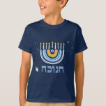Happy Hanukkah Menorah Rainbow T - Shirt<br><div class="desc">Unser Rainbow Menorah Hanukkah Gruß T - Shirt hat ein beliebtes Rainbow Design, das zu einem fröhlichen Hanukkah/ Chanukah menorah drehte. Dieses moderne Design ist eine coole und lustige Art, der Familie und Freunden ein Happy Hanukkah zu wünschen, wo auch immer Sie hingehen. Text kann personalisiert/verändert werden, um es wirklich...</div>