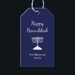 Happy Hanukkah Menorah Simple Blue Geschenkanhänger<br><div class="desc">Happy Hanukkah Blue Holiday Geschenktag,  mit einem einfachen weißen menorah und Schrift typografisches Design. Mit einer weißen,  anpassbaren Schrift können Sie Ihre eigenen Informationen hinzufügen. Ein festlicher Weg,  um besondere Geschenke in dieser Ferienzeit zu versenden.</div>