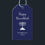 Happy Hanukkah Menorah Simple Blue Geschenkanhänger<br><div class="desc">Happy Hanukkah Blue Holiday Geschenktag,  mit einem einfachen weißen menorah und Schrift typografisches Design. Mit einer weißen,  anpassbaren Schrift können Sie Ihre eigenen Informationen hinzufügen. Ein festlicher Weg,  um besondere Geschenke in dieser Ferienzeit zu versenden.</div>