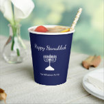 Happy Hanukkah Menorah Simple Blue Pappbecher<br><div class="desc">Happy Hanukkah Blue Holiday Papier Tasse,  mit einer einfachen weißen Menorah und Schrift Typografie Design. Mit einer weißen,  anpassbaren Schrift können Sie Ihre eigenen Informationen hinzufügen. Eine festliche Art,  mit Freunden und Lieben zu feiern.</div>