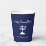 Happy Hanukkah Menorah Simple Blue Pappbecher<br><div class="desc">Happy Hanukkah Blue Holiday Papier Tasse,  mit einer einfachen weißen Menorah und Schrift Typografie Design. Mit einer weißen,  anpassbaren Schrift können Sie Ihre eigenen Informationen hinzufügen. Eine festliche Art,  mit Freunden und Lieben zu feiern.</div>