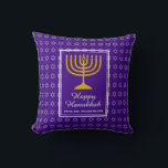 HAPPY HANUKKAH | Menorah | Star of David | LILA Kissen<br><div class="desc">Stilvolles lila HANUKKAH Kissen mit Imitaten silberner Star von David im subtilen Hintergrund. Der Platzhaltertext ist anpassbar,  sodass Sie HAPPY HANUKKAH in einen Gruß Ihrer Wahl (Text ähnlicher Länge) oder in Ihrer eigenen Sprache ändern können. Teil der HANUKKAH Kollektion. Weitere Kissenversionen sind auch in der ISRAEL Kollektion erhältlich.</div>