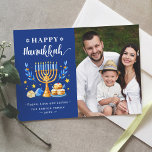 Happy Hanukkah Menorah Sufganiyah Dreidel Foto Feiertagskarte<br><div class="desc">Senden Sie Ihre Wünsche mit dieser Holiday Foto-Karte,  die ein Atemberaubendes Hanukkah-Script und jüdische Feiertagssymbole enthält,  um Ihre Grußbotschaft zu markieren.</div>