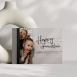 Happy Hanukkah Minimalistische Familiennamen Foto Feiertagskarte<br><div class="desc">Diese moderne Hanukkah-Karte zeichnet sich durch ein vollflächiges Foto-Design mit minimalem Typografie-Overlay aus und schafft einen eleganten und stilvollen Urlaubsgruß. Der Text ist perfekt,  um Ihr Lieblingsstift zu präsentieren. Er fügt Ihren Hanukah-Wünschen eine zeitgemäße Touch hinzu.</div>