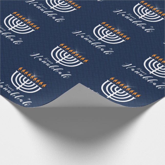 Happy Hanukkah mit White Menorah in Modern Blue Geschenkpapier (Ecke)