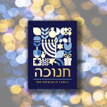 Happy Hanukkah Modern Gruß Gold Folien Feiertagskarte<br><div class="desc">Hanukkah / Chanukah Blue White und elegante echte Gold Foil. Moderne geometrische Musterkarte mit Menorah, Dreidel, Donuts, Sternen & Olivenöl... Hebräisch & jüdisch Hanukkah Symbole Space, um Ihren personalisierten Text auf der Vorderseite und umgekehrt hinzuzufügen. Alles Gute wünscht Hanukkah. Hebräisch auf der Vorderseite sagt "Chanukah". Dieses hochklassige, schöne, aussehen, ist...</div>