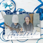 Happy Hanukkah Modern Handwriting Script Foto Hol Feiertagskarte<br><div class="desc">Eine schlichte und moderne Urlaubskarte mit einem vollen Foto und einem "Happy Hanukkah"-Gruß in einem trendigen, dunkelmarineblauen Schriftzeichen mit Kalligraphie, das ganz unten auf einem Foto-Overlay aus weißem Gradienten steht. Ein geometrischer Stern eines dunkelblauen Musters auf einem neutralen taupe Hintergrund füllt die Rückseite der Karte. Entworfen / Original-Kunstwerk von fat*fa*tin....</div>