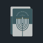 Happy Hanukkah Modern Menorah Candle Aquamarin Blu Feiertagskarte<br><div class="desc">Happy Hanukkah, senden Sie Ihre Hanukkah Wünsche an Ihre Familie und Freunde mit unserer schönen und modernen personalisierbaren Urlaubskarte. Unser Design zeichnet sich durch unsere moderne Menorah-Kerze aus. Die Farbpalette ist modern aquamarin und blau-grau. "Happy Hanukkah" ist in einem modernen Schriftart geschrieben und um die Menorah-Kerze geschlagen. Individuelle Unterschrift mit...</div>