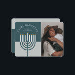 Happy Hanukkah Modern Menorah Candle Familie Foto Feiertagskarte<br><div class="desc">Herzlichen Glückwunsch Hanukkah, senden Sie Ihre Hanukkah Wünsche an Ihre Familie und Freunde mit unserer schönen und modernen personalisierbaren Foto Hanukkah Urlaubskarte. Unser Design zeichnet sich durch unsere moderne Menorah-Kerze aus. Die Farbpalette ist modern aquamarin blau und graublau. "Happy Hanukkah" ist in einem modernen Schriftart geschrieben und um die Menorah-Kerze...</div>