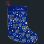 Happy Hanukkah Modern Menorah Personalisierter Nam Kleiner Weihnachtsstrumpf<br><div class="desc">Dieses Hanukkah Ferien Design verfügt über einen strahlend blauen Hintergrund mit Menorah und Stern von David Overlay. Personalisieren Sie Ihren Namen, indem Sie den Text in den Textfeldern bearbeiten. #hanukkah #chanukah #holidays #saisononal #festive #modern #blue #menorah #starofdavid #jewish #stylish #elegant #elegic #pattern #personalisiert #custom #addyourown #gifts #Strumpfs #hanukahdecor #decor #Zuhause...</div>