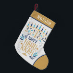Happy Hanukkah Modern Menorah Personalisierter Nam Kleiner Weihnachtsstrumpf<br><div class="desc">Happy Hanukkah Modern Menorah Personalisiert Name Strumpf zeigt eine jüdische Menorah mit dem Text "Happy Hanukkah" in modernen Goldskripttypografie. Ideal für Hanukkah Geschenke. Entworfen von © Evco Holidays www.zazzle.com/store/evcoholidays</div>