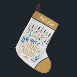 Happy Hanukkah Modern Menorah Personalisierter Nam Kleiner Weihnachtsstrumpf<br><div class="desc">Happy Hanukkah Modern Menorah Personalisiert Name Strumpf zeigt eine jüdische Menorah mit dem Text "Happy Hanukkah" in modernen Goldskripttypografie. Ideal für Hanukkah Geschenke. Entworfen von © Evco Holidays www.zazzle.com/store/evcoholidays</div>
