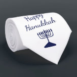 Happy Hanukkah Modern Simple Blue Menorah Krawatte<br><div class="desc">Happy Hanukkah moderne Krawatte,  mit einer einfachen blauen Menorah und Schrift Typografie Design. Mit einer weißen,  anpassbaren Schrift können Sie Ihren eigenen Text hinzufügen. Ein festlicher Weg,  um in dieser Ferienzeit in Mode bleibe.</div>