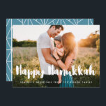 Happy Hanukkah Moderne Typografie Familie Foto Feiertagskarte<br><div class="desc">Eine moderne Typografie für diese Fotokartensammlung. So passen Sie an Ihre Lieblingsfamilienbilder an. Sie können auch die Farbe des Schriftartes oder den geometrischen Hintergrund nach Ihren Wünschen ändern.</div>
