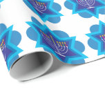 Happy Hanukkah Muster klein 4a weiß Wrapping Pa Geschenkpapier<br><div class="desc">Ein großartiges Muster, um Ihre Geschenke in der Hanukka zu verpacken. Happy Hanukkah mit blauem Stern von David und Menorah auf weißem Hintergrund.</div>