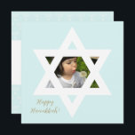 Happy Hanukkah Niedlich Blue One Foto Karte<br><div class="desc">Eleganter hellblauer Hintergrund. Personalisieren Sie es mit einem beliebten Foto,  und passen Sie es mit einer persönlichen Nachricht und Signoff an.</div>