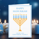 Happy Hanukkah Niedliche individuell anpassbare Me Feiertagskarte<br><div class="desc">Niedliche Happy Hanukkah Karte für eine jüdische Familie oder ein Chanukah Party mit Synagoge. Personalisieren Sie Ihre eigenen Nachnamen oder Gruppeninformationen in blau unter der hübschen blauen Menorah.</div>