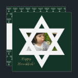 Happy Hanukkah Niedliches Foto Karte<br><div class="desc">Eleganter Pine Green Hintergrund. Personalisieren Sie es mit einem bevorzugten Foto,  und passen Sie mit einer persönlichen Nachricht und Signoff.</div>