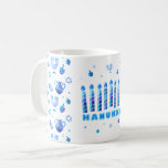 Happy Hanukkah Party Schöne blaue Dekoration Kaffeetasse<br><div class="desc">Happy Hanukkah Party Schöne blaue Dekoration, jüdischer Urlaub, Kaffee Tasse und Cup. Jüdischer Holiday Hanukkah Hintergrund mit traditionellen Chanukah-Symbole - Holzdreigel (Kreisel), Donuts, Gold Menorah, Kerzen, Stern von David und leuchtende Licht Wallpaper Muster. Hanukkah Festival Event Dekoration. Jerusalem, Israel. Zuhause > Küche & Dining > Trinkbehälter > Tasse & Cups...</div>