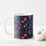 Happy Hanukkah Party Schöne Dekoration Kaffeetasse<br><div class="desc">Happy Hanukkah Party Schöne Dekoration,  jüdischer Urlaub,  Kaffee Tasse und Cup. Jüdischer Holiday Hanukkah Hintergrund mit traditionellen Chanukah-Symbole - Holzdreigel (Kreisel),  Donuts,  Gold Menorah,  Kerzen,  Stern von David und leuchtende Licht Wallpaper Muster. Hanukkah Festival Event Dekoration. Jerusalem,  Israel. Zuhause > Küche & Dining > Trinkbehälter > Tasse & Cups</div>