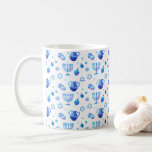 Happy Hanukkah Party Schöne Dekoration Kaffeetasse<br><div class="desc">Happy Hanukkah Party Schöne Dekoration,  jüdischer Urlaub,  Kaffee Tasse und Cup. Jüdischer Holiday Hanukkah Hintergrund mit traditionellen Chanukah-Symbole - Holzdreigel (Kreisel),  Donuts,  Gold Menorah,  Kerzen,  Stern von David und leuchtende Licht Wallpaper Muster. Hanukkah Festival Event Dekoration. Jerusalem,  Israel. Zuhause > Küche & Dining > Trinkbehälter > Tasse & Cups</div>