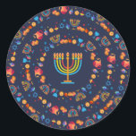 Happy Hanukkah Party Schöne Dekoration Runder Aufkleber<br><div class="desc">Happy Hanukkah Party Schöne Dekoration,  jüdischer Urlaub,  klassischer Rundaufkleber. Jüdischer Holiday Hanukkah Hintergrund mit traditionellen Chanukah-Symbole - Holzdreigel (Kreisel),  Donuts,  Gold Menorah,  Kerzen,  Stern von David und leuchtende Licht Wallpaper Muster. Hanukkah Festival Event Dekoration. Jerusalem,  Israel. Party- und Handwerksartikel > Geschenkartikel > Aufkleber und Etiketten</div>