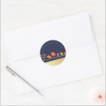 Happy Hanukkah Party Schöne Dekoration Runder Aufkleber<br><div class="desc">Happy Hanukkah Party Schöne Dekoration,  jüdischer Urlaub,  klassischer Rundaufkleber. Jüdischer Holiday Hanukkah Hintergrund mit traditionellen Chanukah-Symbole - Holzdreigel (Kreisel),  Donuts,  Gold Menorah,  Kerzen,  Stern von David und leuchtende Licht Wallpaper Muster. Hanukkah Festival Event Dekoration. Jerusalem,  Israel. Party- und Handwerksartikel > Geschenkartikel > Aufkleber und Etiketten</div>