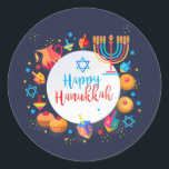 Happy Hanukkah Party Schöne Dekoration Runder Aufkleber<br><div class="desc">Happy Hanukkah Party Festival der Lichter Schöne Dekoration, jüdischer Urlaub, klassische Rundsticker. Hanukkah blauer Licht Hintergrund mit traditionellen Chanukah Symbole - Holzdreigel (Spinnen oben), Donuts, Menorah, Kerzen, Stern von David und leuchtende Licht Wallpaper Muster. Hanukkah Festival Event Kinder Party Urlaub Geburtstagsdekoration. Jerusalem, Israel. Party- und Handwerksartikel > Geschenkartikel > Aufkleber...</div>
