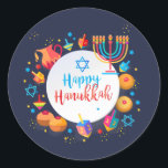 Happy Hanukkah Party Schöne Dekoration Runder Aufkleber<br><div class="desc">Happy Hanukkah Party Festival der Lichter Schöne Dekoration, jüdischer Urlaub, klassische Rundsticker. Hanukkah blauer Licht Hintergrund mit traditionellen Chanukah Symbole - Holzdreigel (Spinnen oben), Donuts, Menorah, Kerzen, Stern von David und leuchtende Licht Wallpaper Muster. Hanukkah Festival Event Kinder Party Urlaub Geburtstagsdekoration. Jerusalem, Israel. Party- und Handwerksartikel > Geschenkartikel > Aufkleber...</div>