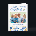 Happy Hanukkah Peace Liebe Latkes Festive Foto Feiertagskarte<br><div class="desc">Senden Sie Ihre Wünsche mit dieser Foto Holiday Card,  die ein Watercolor Happy Hanukkah Script und Menorah Candles,  um Ihre Grußbotschaft zu markieren.</div>