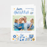 Happy Hanukkah Peace Liebe Latkes Festive Foto Feiertagskarte<br><div class="desc">Senden Sie Ihre Wünsche mit dieser Foto Holiday Card,  die ein Watercolor Happy Hanukkah Script und Menorah Candles,  um Ihre Grußbotschaft zu markieren.</div>