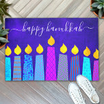 Happy Hanukkah Script Modern Boho Candles auf Blue Fußmatte<br><div class="desc">"Happy Hanukkah." Dekorieren Sie Ihren Eingang in "Stil" mit dieser einzigartigen, lustigen, individuellen Begrüßungsmatte! Eine spielerische, moderne, künstlerische Abbildung von Boho Musterkerzen in einer Menorah hilft Ihnen, den Urlaub von Hanukkah zu beginnen. Die blauen Kerzen mit bunten Imitate-Folienmustern und goldenen Imitate-Folienflammen überlagern einen reichen, tiefblauen, texturierten Hintergrund. Ändern Sie den...</div>