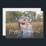 Happy Hanukkah Script Snow Foto Feiertagskarte<br><div class="desc">Feiern Sie Hanukkah mit dieser schicken Fotokarte mit modernem Drehbuch und Schneefall.</div>