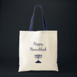 Happy Hanukkah Simple Blue Menorah Tragetasche<br><div class="desc">Happy Hanukkah Tote Tasche,  mit einer einfachen blauen Menorah und Schrift Typografie Design. Mit einer weißen,  anpassbaren Schrift können Sie Ihren eigenen Text hinzufügen. Ein festlicher Weg,  um die Ferienzeit zu genießen.</div>