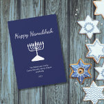 Happy Hanukkah Simple Menorah Blue Feiertagskarte<br><div class="desc">Happy Hanukkah Blue Holiday Grußkarte,  mit einer einfachen weißen menorah und Schrift typografisches Design. Mit einer weißen,  anpassbaren Schrift können Sie Ihre eigenen Informationen hinzufügen. Ein festlicher Weg,  gute Wünsche an Freunde und Liebende zu senden.</div>