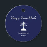 Happy Hanukkah Simple Menorah Blue Geschenkanhänger<br><div class="desc">Happy Hanukkah Blue Holiday Party Gunst Tag, mit einem einfachen weißen menorah und Schrift Typografie Design. Mit einer weißen, anpassbaren Schrift können Sie Ihre eigenen Informationen hinzufügen. Eine festliche Art, mit Freunden und Lieben zu feiern.</div>