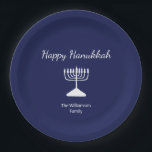 Happy Hanukkah Simple Menorah Blue Pappteller<br><div class="desc">Happy Hanukkah Blue Holiday Party Papier Platte,  mit einer einfachen weißen Menorah und Schrift Typografie Design. Mit einer weißen,  anpassbaren Schrift können Sie Ihre eigenen Informationen hinzufügen. Eine festliche Art,  mit Freunden und Lieben zu feiern.</div>