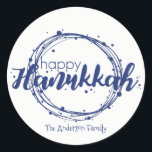 Happy Hanukkah Snow Bubbles Sticker-Geschenk-Tag Runder Aufkleber<br><div class="desc">Niedliche und stilvolle Happy Hanukkah Snow Bubbles Sticker Tag ist perfekt für Ihren Urlaub Geschenk Bedürfnisse. Es gibt andere Produkte,  die wir haben,  die zu diesem Design passen.</div>